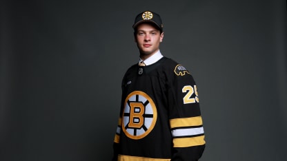James Hagens après son repêchage par Boston