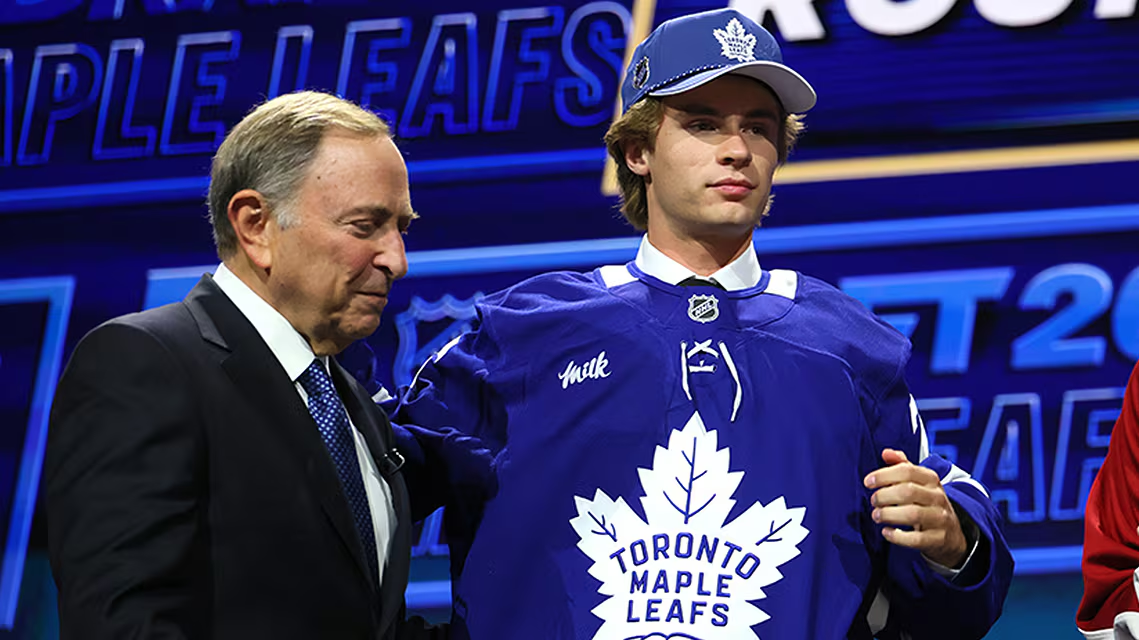 Gavin McKenna après sa sélection par Toronto